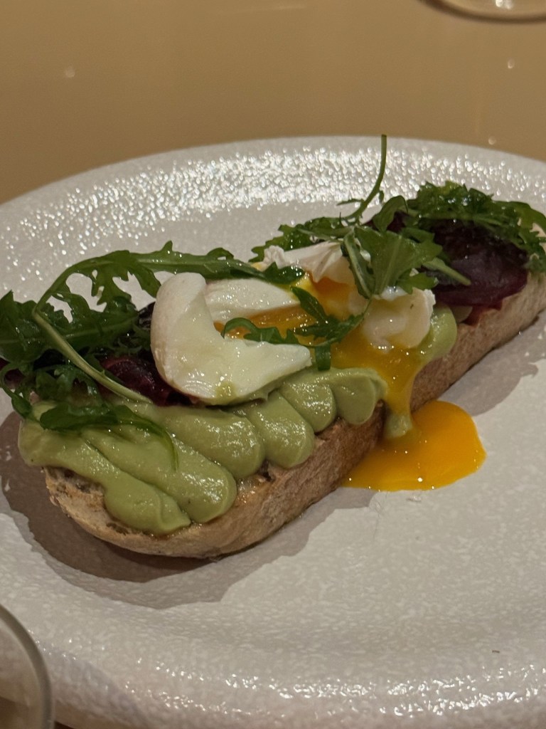 uova poché con avocado toast