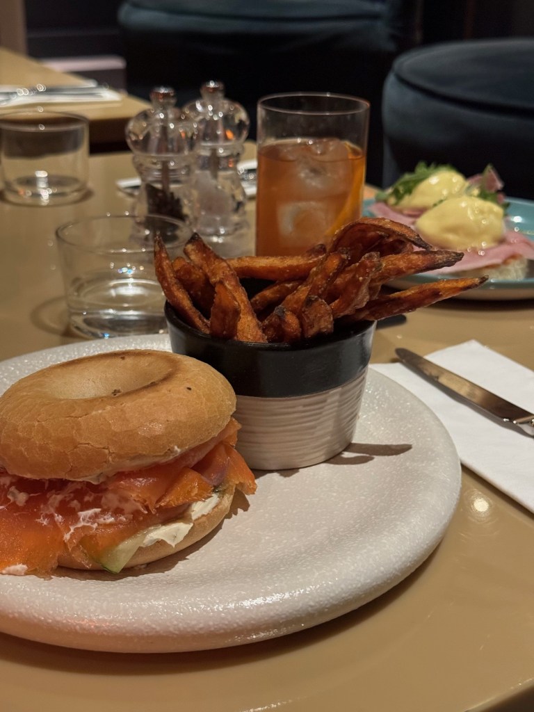 Bagel con salmone e patate dolci